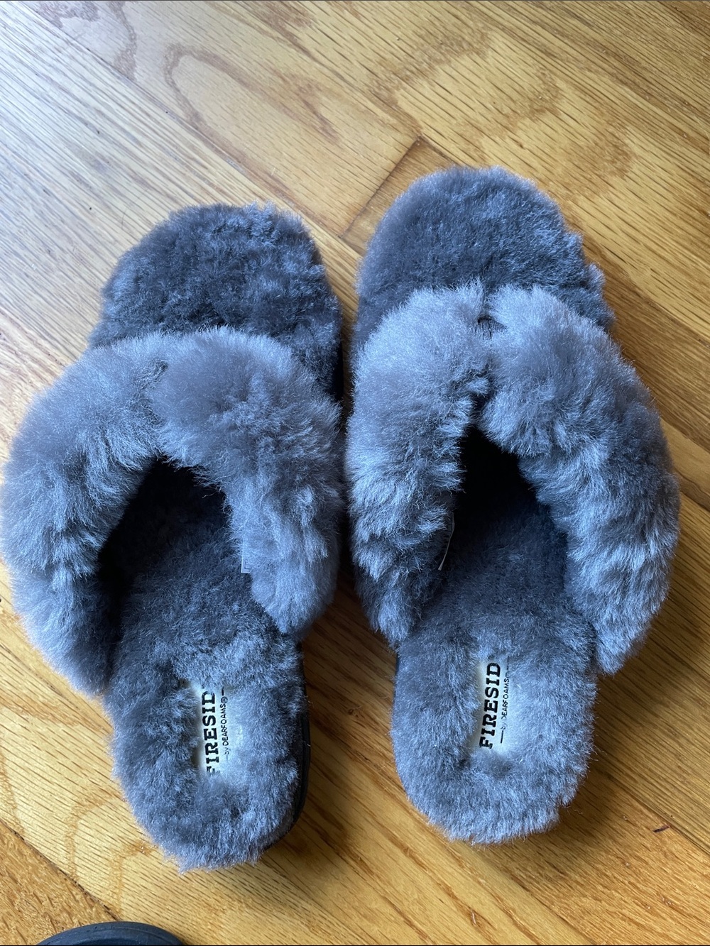 Slippers Thong Natural Shearling Fireside by Dearfoams. New in box!